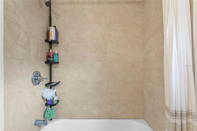 819 11th St N, Saint Petersburg, FL 33705 - room details with shower / bathtub combination with curtain