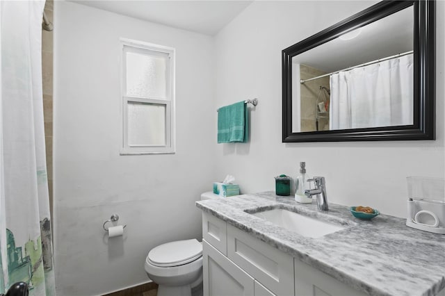 819 11th St N, Saint Petersburg, FL 33705 - bathroom with a shower with curtain, toilet, and vanity