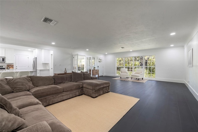 living area featuring recessed lighting, baseboards, dark wood-type flooring, and visible vents