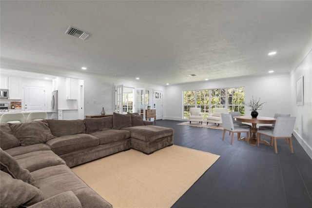 living room featuring recessed lighting, baseboards, visible vents, and dark wood-type flooring