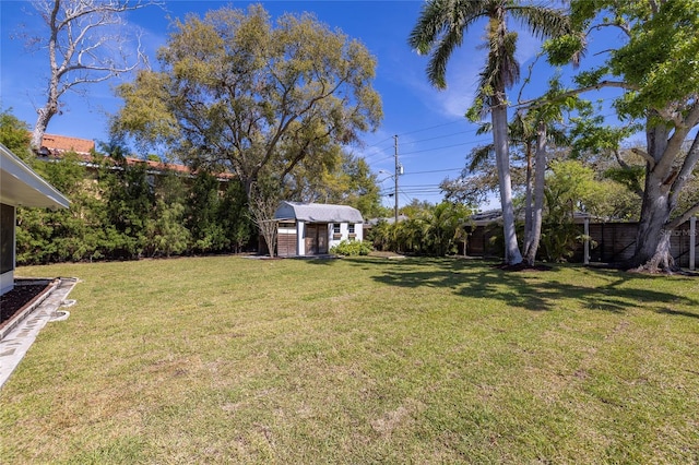 view of yard featuring an outbuilding