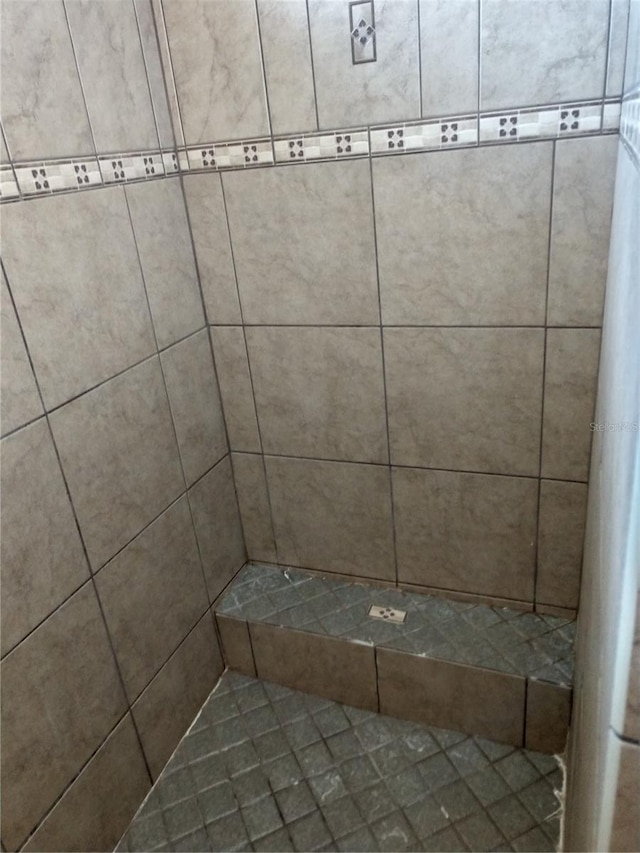 bathroom featuring tiled shower