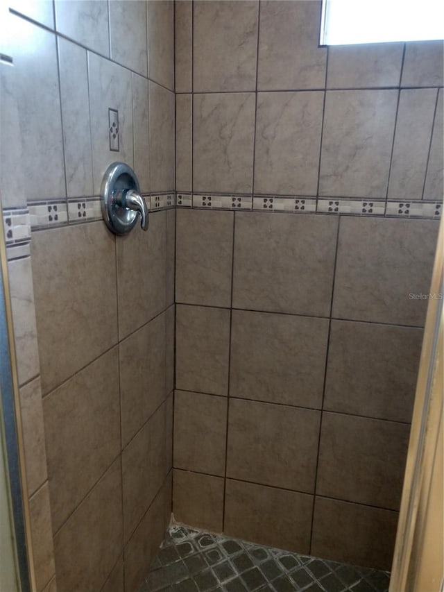 bathroom featuring a tile shower