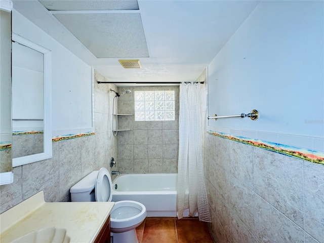 1800 New Hampshire Ave NE, Saint Petersburg, FL 33703 - full bath featuring shower / tub combo with curtain, toilet, tile walls, and vanity