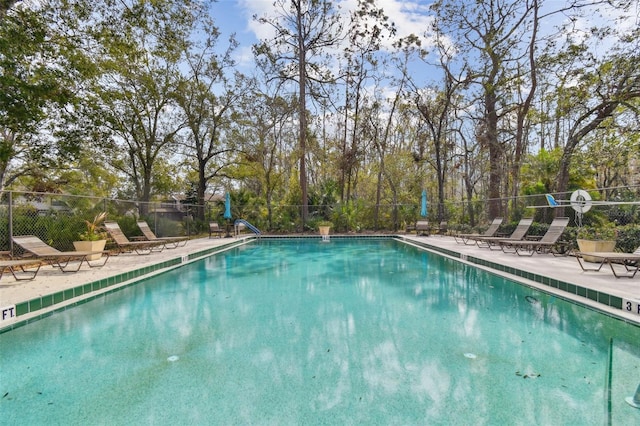 440 Woods Landing Trl, Oldsmar, FL 34677 - community pool with fence and a patio