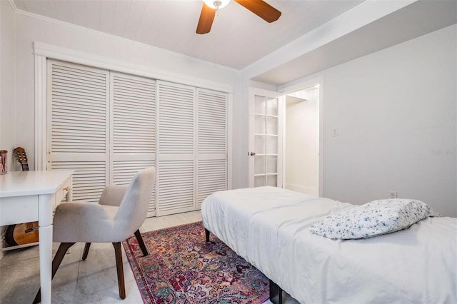 107 S Obrien St Unit 117, Tampa, FL 33609 - bedroom with a closet, ornamental molding, and a ceiling fan