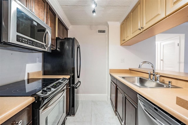 107 S Obrien St Unit 117, Tampa, FL 33609 - kitchen with a sink, stainless steel appliances, visible vents, and light countertops