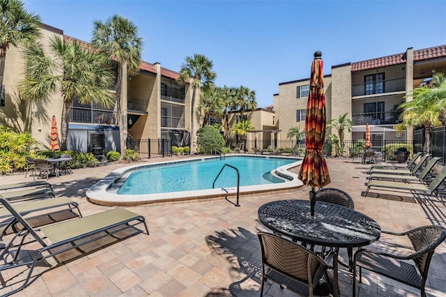 107 S Obrien St Unit 117, Tampa, FL 33609 - pool featuring a patio area and fence