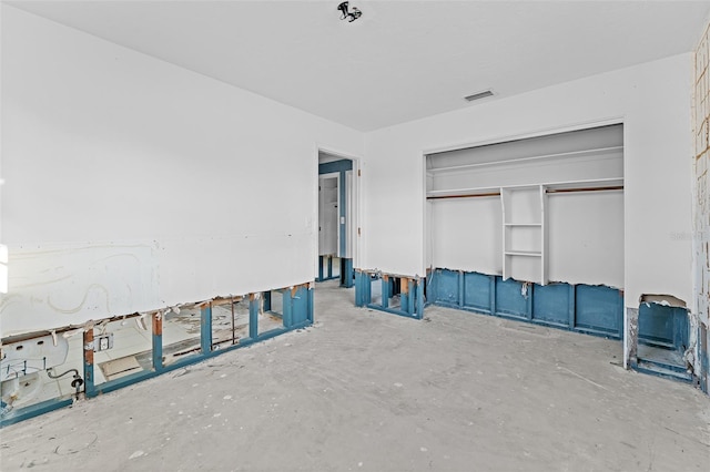 empty room featuring visible vents and concrete flooring