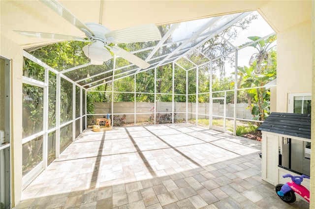 2206 Green Oaks Ln, Tampa, FL 33612 - unfurnished sunroom with ceiling fan