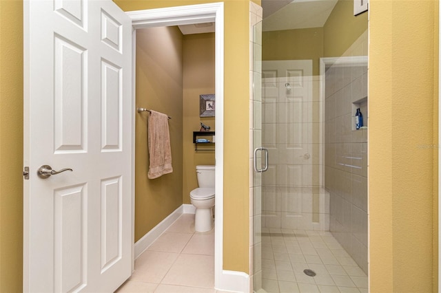 689 Chipper Dr, Sun City Center, FL 33573 - full bath with tile patterned floors, a stall shower, toilet, and baseboards