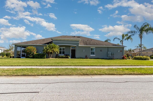 689 Chipper Dr, Sun City Center, FL 33573 - ranch-style home with stucco siding and a front yard