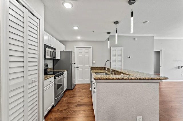 700 S Harbour Island Blvd Unit 240, Tampa, FL 33602 - kitchen featuring dark wood finished floors, pendant lighting, appliances with stainless steel finishes, and a sink