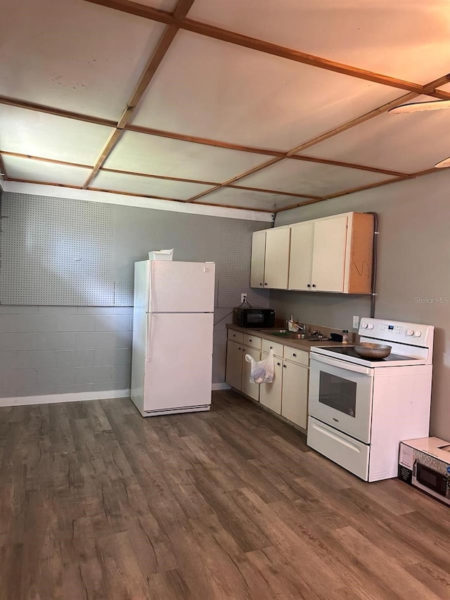 5562 S US-301, Bushnell, FL 33513 - kitchen with dark wood-style floors, white appliances, dark countertops, and a sink