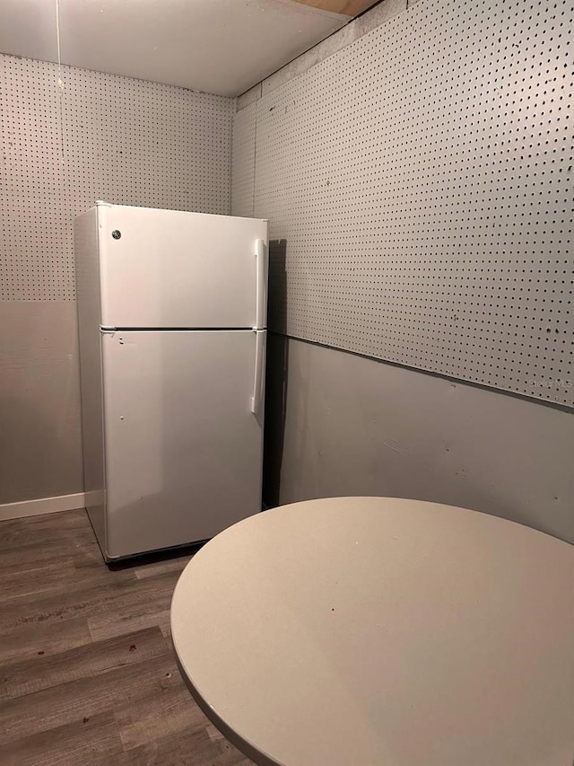 5562 S US-301, Bushnell, FL 33513 - room details with wood finished floors and freestanding refrigerator