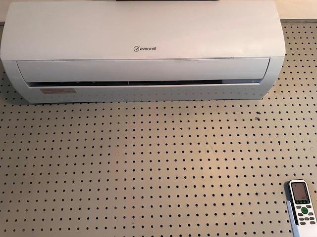 5562 S US-301, Bushnell, FL 33513 - interior details with a wall mounted air conditioner