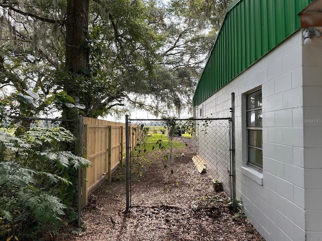 5562 S US-301, Bushnell, FL 33513 - view of yard featuring fence