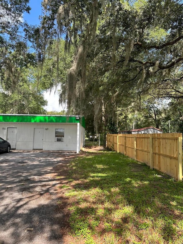 5562 S US-301, Bushnell, FL 33513 - view of yard featuring fence