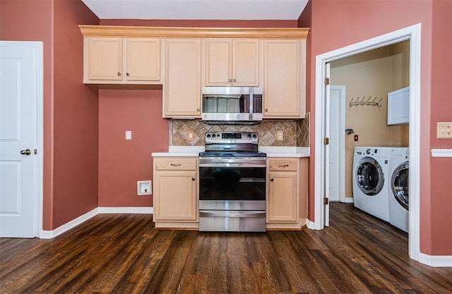 15925 Pond Rush Ct, Land O Lakes, FL 34638 - kitchen with stainless steel appliances, washer and clothes dryer, dark wood finished floors, light countertops, and decorative backsplash