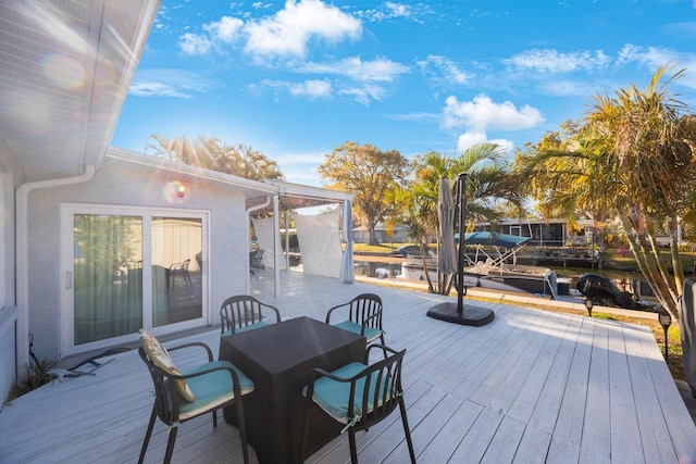 deck with outdoor dining space