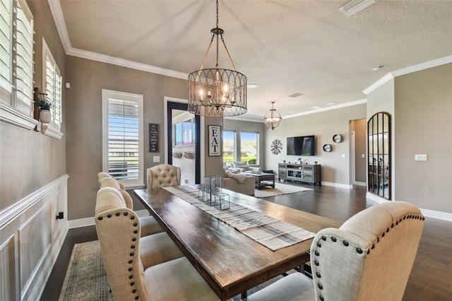 dining area with dark wood-style floors, visible vents, a wealth of natural light, and a chandelier