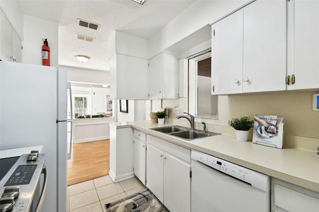 3818 W San Miguel St, Tampa, FL 33629 - kitchen featuring light countertops, white appliances, a textured ceiling, a sink, and visible vents