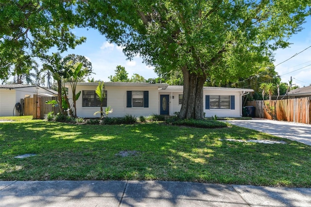 3818 W San Miguel St, Tampa, FL 33629 - ranch-style home with a front yard and fence