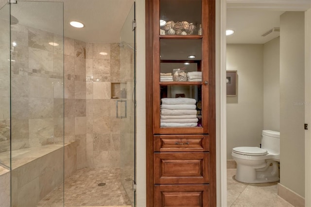 bathroom with a shower stall, visible vents, recessed lighting, toilet, and baseboards