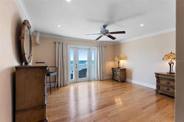 living area with crown molding, a ceiling fan, light wood-type flooring, and baseboards