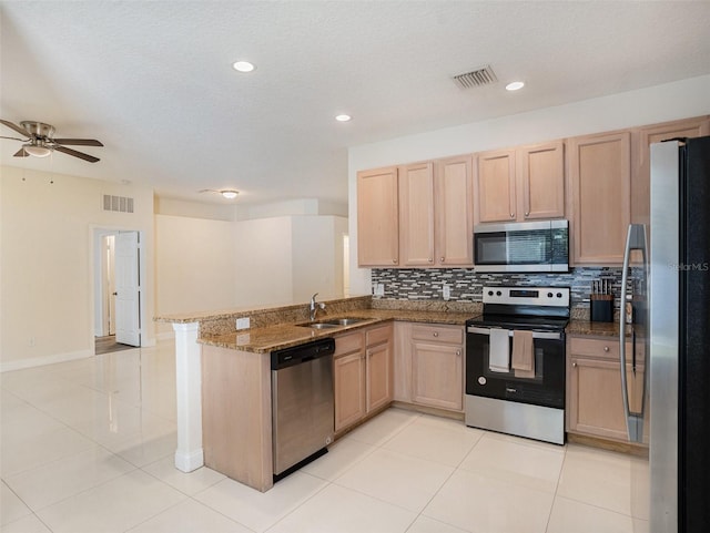 405 Laguna Mill Dr, Ruskin, FL 33570 - kitchen with stainless steel appliances, light brown cabinetry, backsplash, a ceiling fan, and recessed lighting