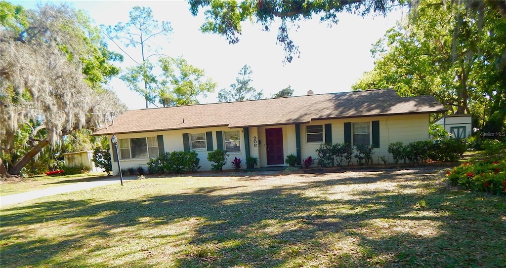 single story home with a front lawn