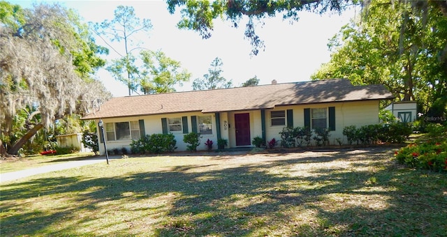 single story home with a front lawn