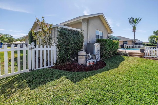 view of yard featuring fence and a fenced in pool