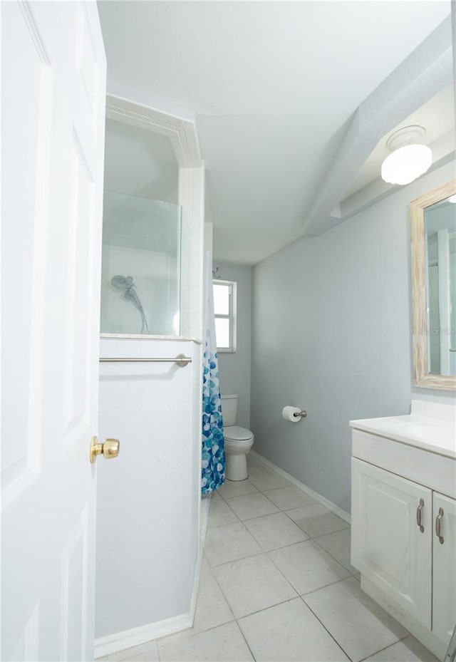 full bath featuring toilet, vanity, curtained shower, tile patterned flooring, and baseboards