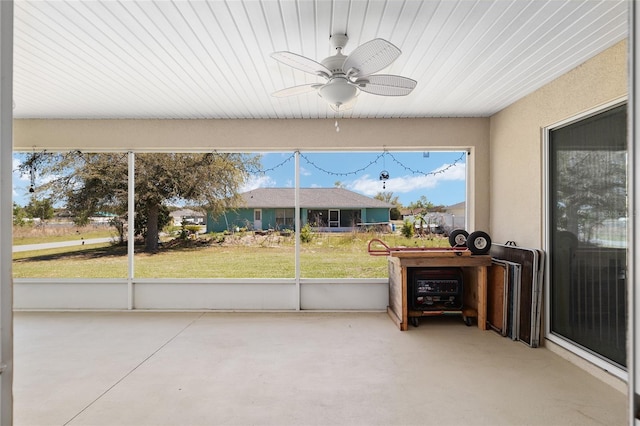 sunroom with ceiling fan