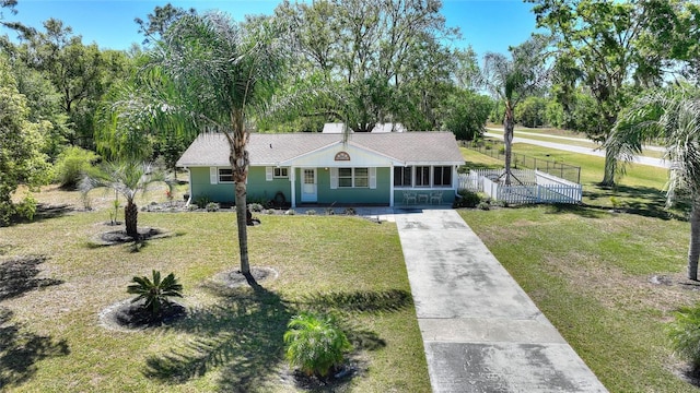 view of front facade with a front lawn and driveway
