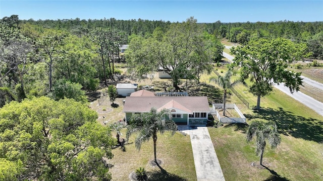 birds eye view of property featuring a forest view
