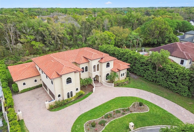 birds eye view of property featuring a wooded view