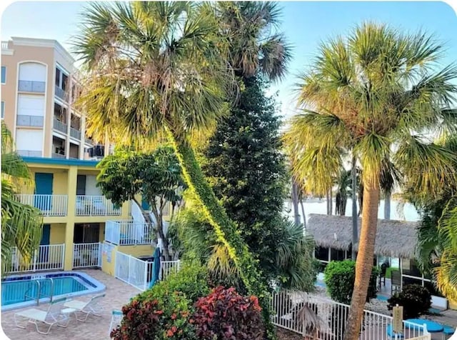 282 Treasure Island Cswy Unit 19, Saint Petersburg, FL 33706 - community pool with fence