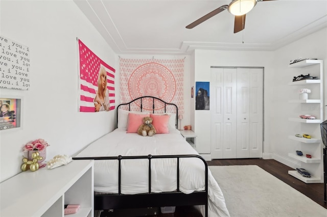 954 Cobblestone Ln, Tarpon Springs, FL 34688 - bedroom featuring a ceiling fan, a closet, and dark wood-type flooring