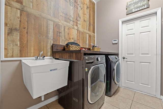 16340 Marquis Rd, Brooksville, FL 34614 - laundry area featuring light tile patterned floors, a sink, laundry area, and washing machine and clothes dryer