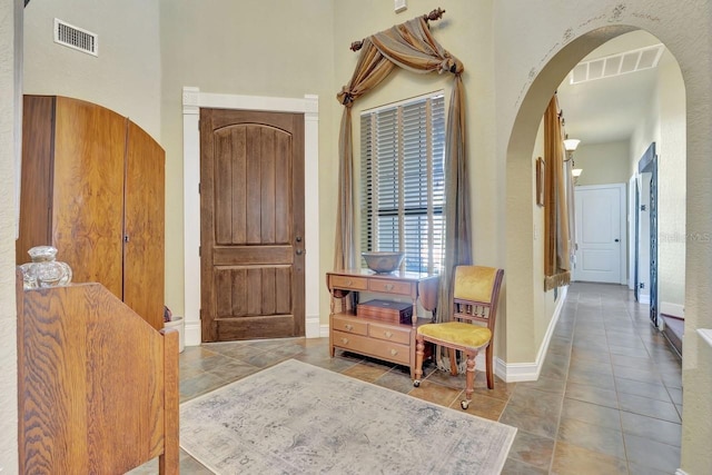 1108 W Charter St, Tampa, FL 33602 - entrance foyer with arched walkways and baseboards