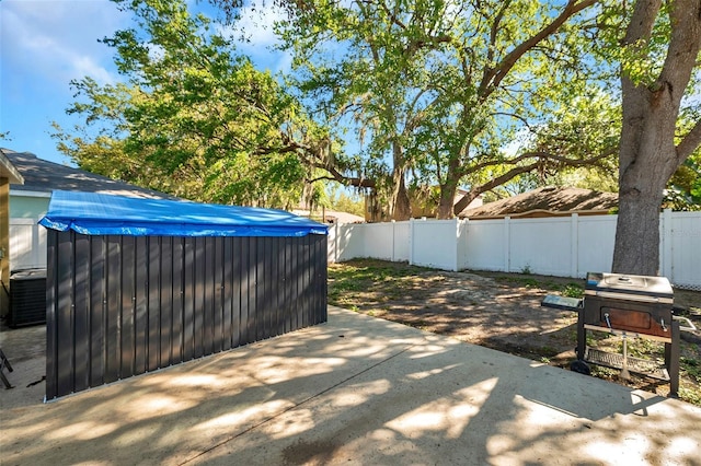 8528 Quarter Horse Dr, Riverview, FL 33578 - fenced backyard with a jacuzzi and a patio