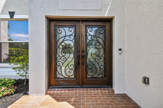 entrance to property with stucco siding