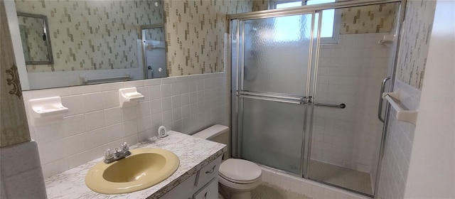 2402 Ecuadorian Way Unit 20, Clearwater, FL 33763 - full bathroom with wallpapered walls, toilet, a shower stall, tile walls, and vanity