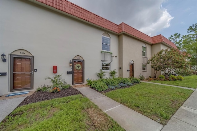 2700 Bayshore Blvd Unit 588, Dunedin, FL 34698 - view of front facade featuring a front yard and stucco siding