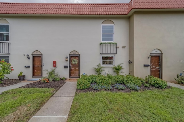 2700 Bayshore Blvd Unit 588, Dunedin, FL 34698 - view of front of house featuring stucco siding, a tile roof, and a front yard