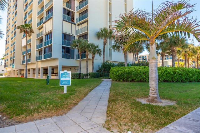 view of apartment building / complex