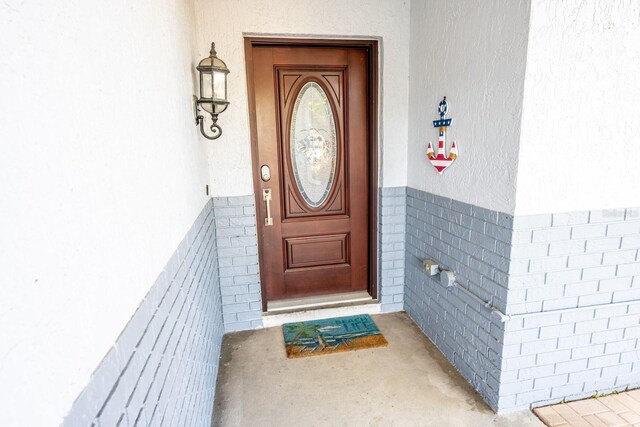 view of exterior entry featuring stucco siding