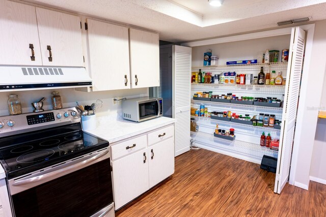 kitchen with visible vents, stainless steel appliances, light wood-style floors, exhaust hood, and light countertops